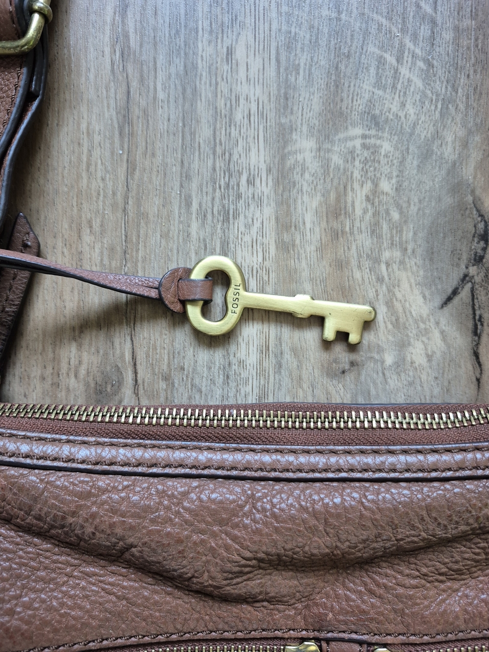Fossil Elise Classic Pebbled Brown Leather Crossbody Purse with Key Charm - Picture 3 of 13